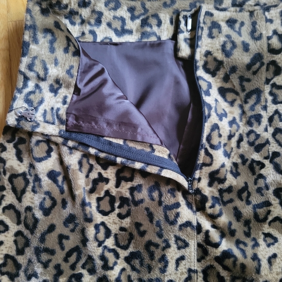 Sexy leopard print faux fur mini pencil skirt with flattering booty darts - Picture 3 of 5